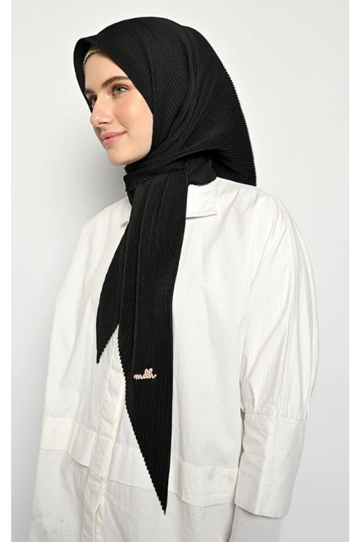 Suria Segitiga Instan Pleats Black